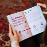 Buch in Händen aufgeschlagen