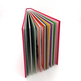 Aufgeschlagenes, stehendes Buch