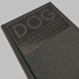 Schwarzes Buchcover mit Prägung