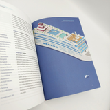 Geöffnetes Buch mit Boot Illustration