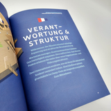 Geöffnetes Buch mit Kapitelüberschrift