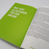 Aufgeschlagenes Buch mit grüner Seite