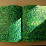 Aufgeschlagenes Buch mit Karikaturen