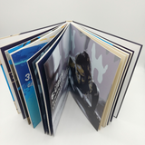 Aufgeschlagenes Buch, stehend