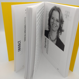 Aufgeklapptes Buch mit lachender Frau auf der rechten Seite