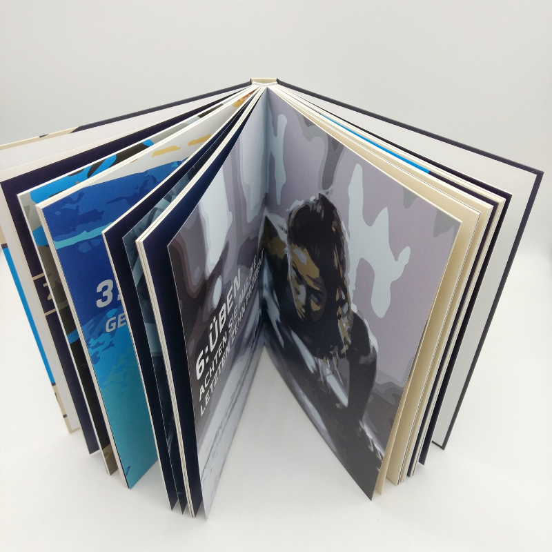 Aufgeschlagenes Buch, stehend